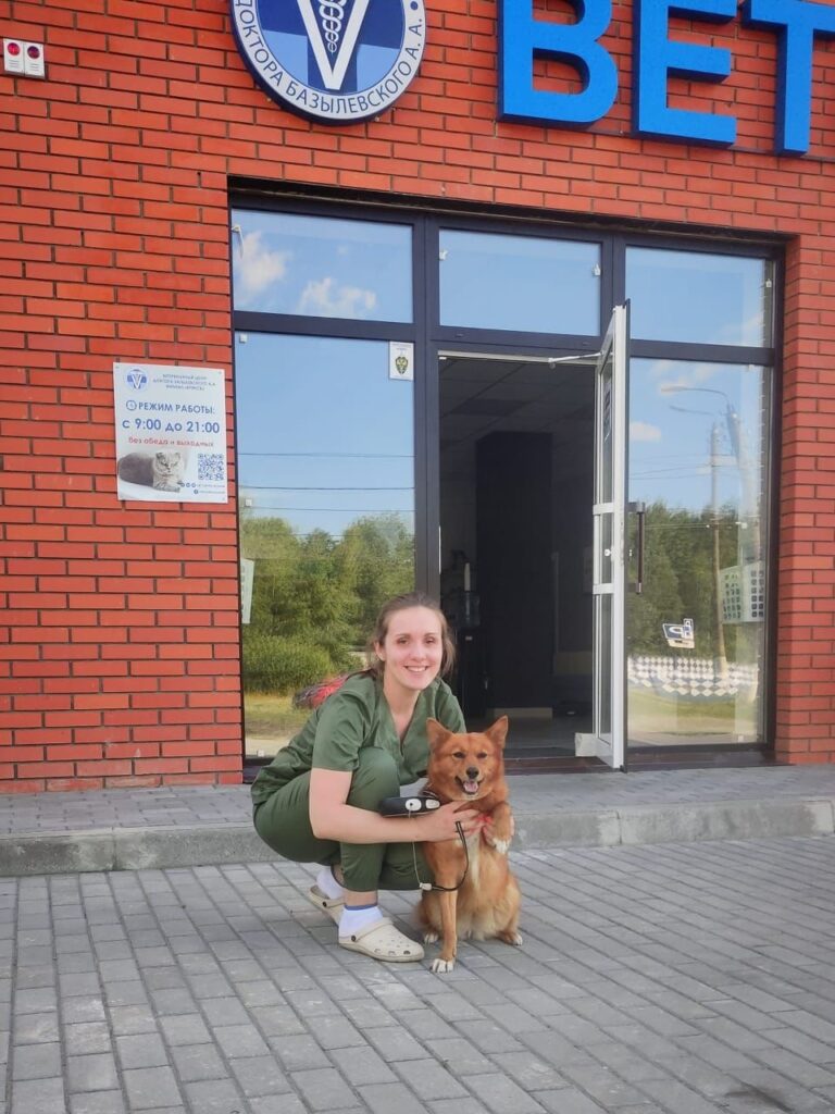 vrach-vetcentra-bazylevskogo-v-bryanske-s-pacientom-u-fasada-768x1024 Сообщаем вам об открытии Филиала "Брянск"